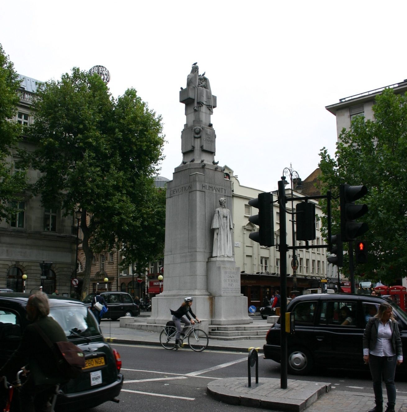Edith Cavell monument, London - 01.JPG